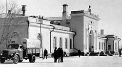 Здание железнодорожного вокзала в конце 1960-х годов